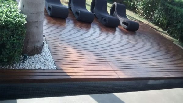 Colocação e restauração de deck de piscina, m²